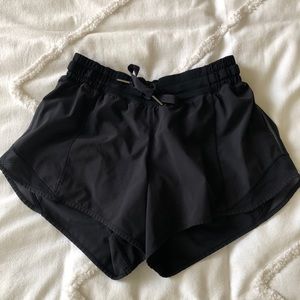 Lulu Lemon hotty hot low rise short 4”